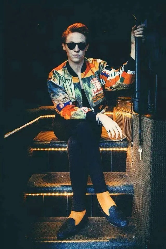 LA ROUX WEARS MOSCHINO ARCHIVE AT HOL WATCH “Tutti Frutti” LIVE here