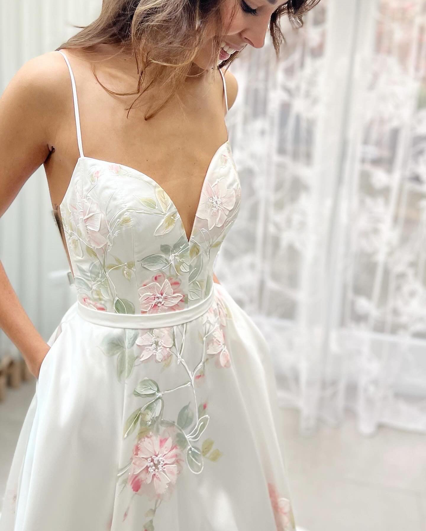 A L I N A 🌸

New from @houseofsavin 

Beautifully feminine and wonderfully unique with her hand painted florals whilst resonating everything &lsquo;bridal&rsquo; in that sumptuous silk satin 🌸 

.⁣
.⁣
.⁣
.⁣
#dreamweddingdress #weddingdressshopping 
