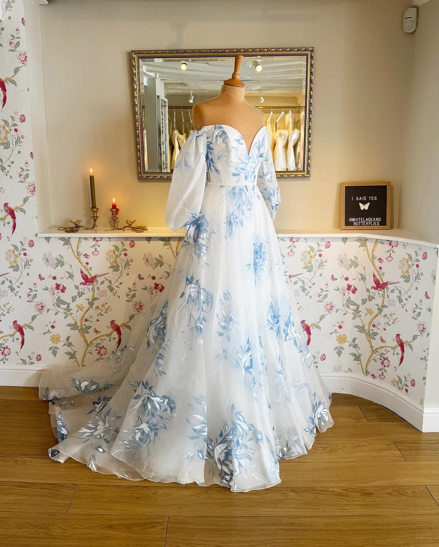 Obsessing over blue 💙

Meet our newest hand painted beauty ~ &lsquo;Jennifer&rsquo; - newer than new from the Priv&egrave; @houseofsavin collection. 

.⁣
.⁣
.⁣
.⁣
#dreamweddingdress #weddingdressshopping #sayyestothedress #2025bride #weddingdresssho
