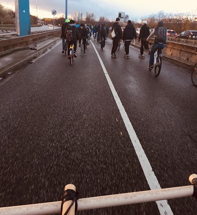 💙🚲Es rollt auf Halles Stra&szlig;en...So sieht klimafreundlicher Stadtverkehr aus!
Danke an das Bauteam der &bdquo;Breiten R&auml;der&ldquo;, dass mein Fahrrad heute bei der PublicClimateSchoolFahrradDemo eines eurer CO2-neutralen &bdquo;Autos&ldqu