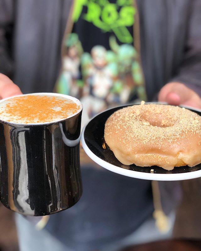 Now serving hot honeycrisp apple cider! From local NY apple gods @redjacketny 🍏 Pair with a French toast donut by @dunwelldoughnuts and prepare to feel happy inside 😊