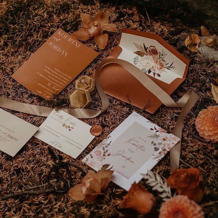 A little earth tone touch 🌍

📸 @bohemeweddingstudio @bp.photograph 

#yeg #yyc #yvr #yyt #shoplocal #yegshoplocal #yycshoplocal #yyz #toronto #vancouver #weddingdetails #ringboxes #velvetringboxes #weddingdetails #yxu #montreal #yegwedding #yycwedd