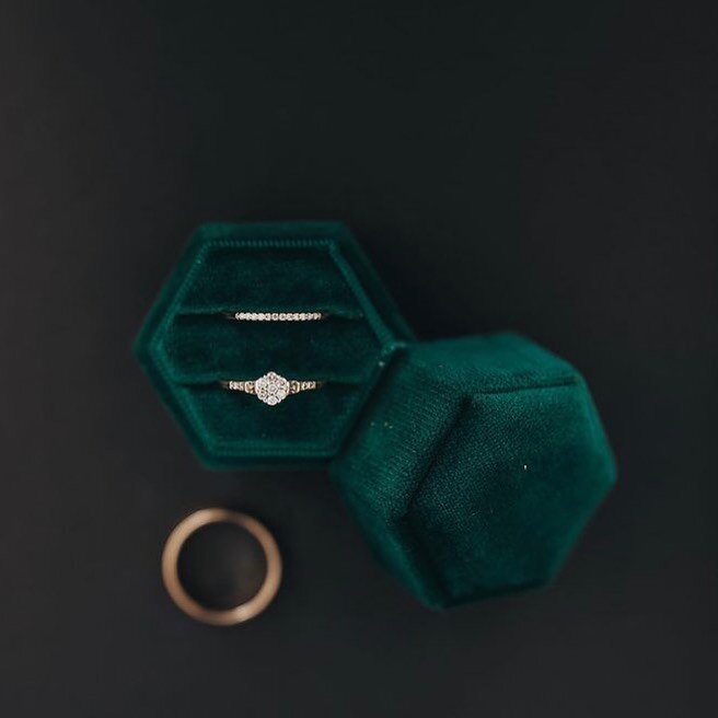 I just love how the gold pops in our Emerald Green Velvet ringbox 👌🏻

📸 @alpinewildbloom_images 

#yeg #yyc #yvr #yyt #shoplocal #yegshoplocal #yycshoplocal #yyz #toronto #vancouver #weddingdetails #ringboxes #velvetringboxes #weddingdetails #yxu 
