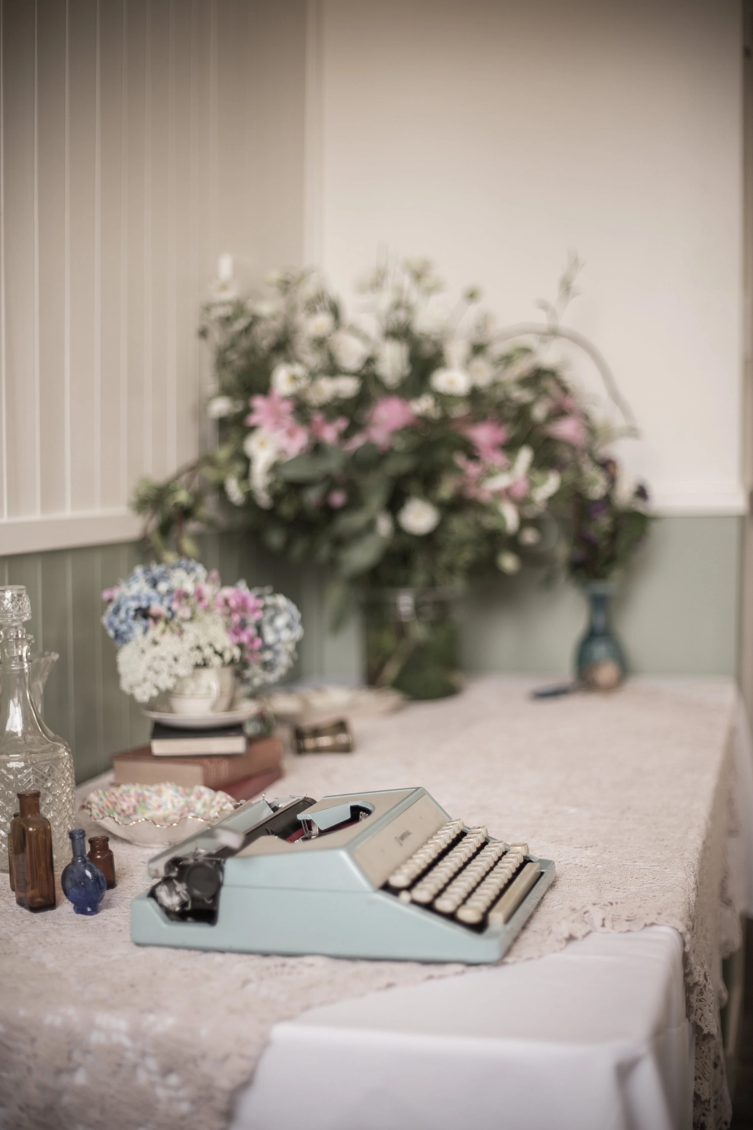 Vintage typewriter and flowers by Handmaid