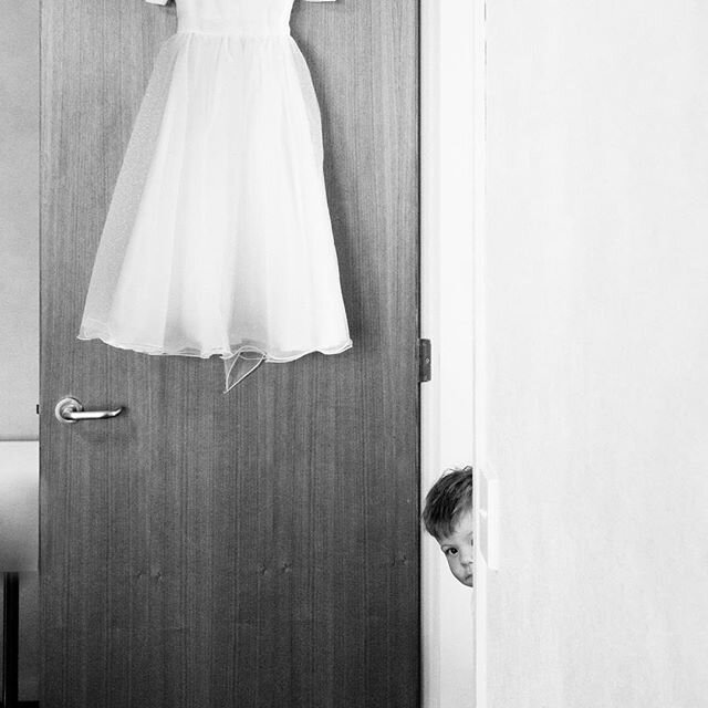 It&rsquo;s an incredible skill to capture these little moments - like little Jamie taking a peek into the room just as @wedo_photography takes photos of the flowergirl's dress! 👗