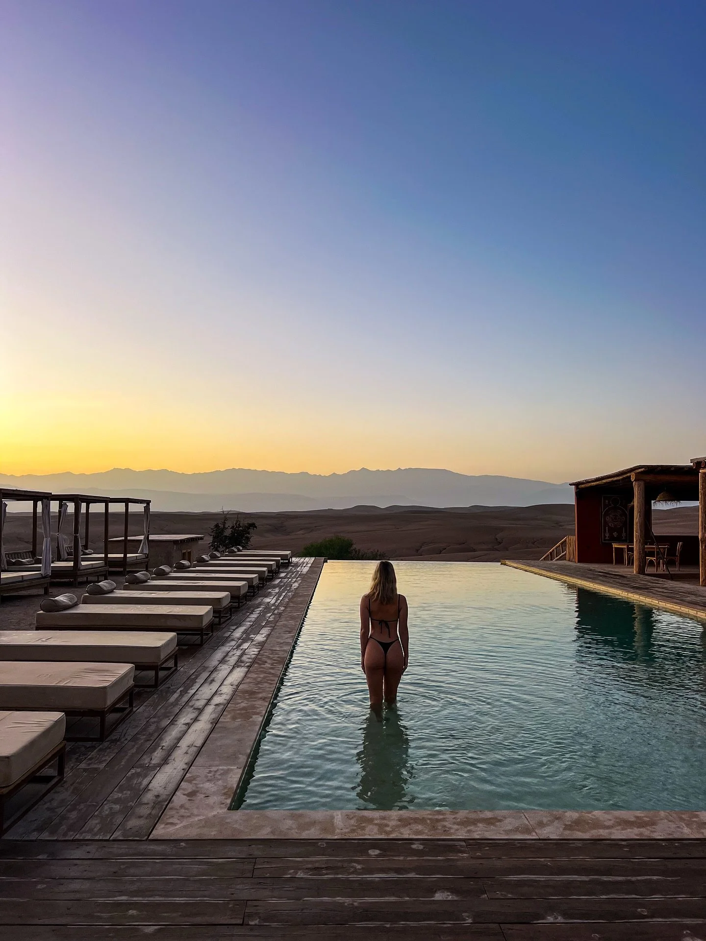 💌 Sunrise swims in the Agafay Desert

#agafaydesert❤️🇲🇦🐪 #agafay #morocco #travel #sunrise