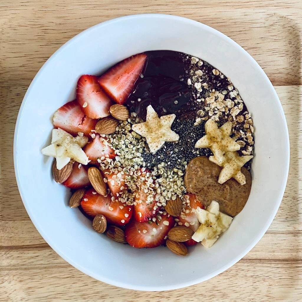 Decorate with slices of red kiwifruit and sprinkles of Hemp Connect hemp hearts