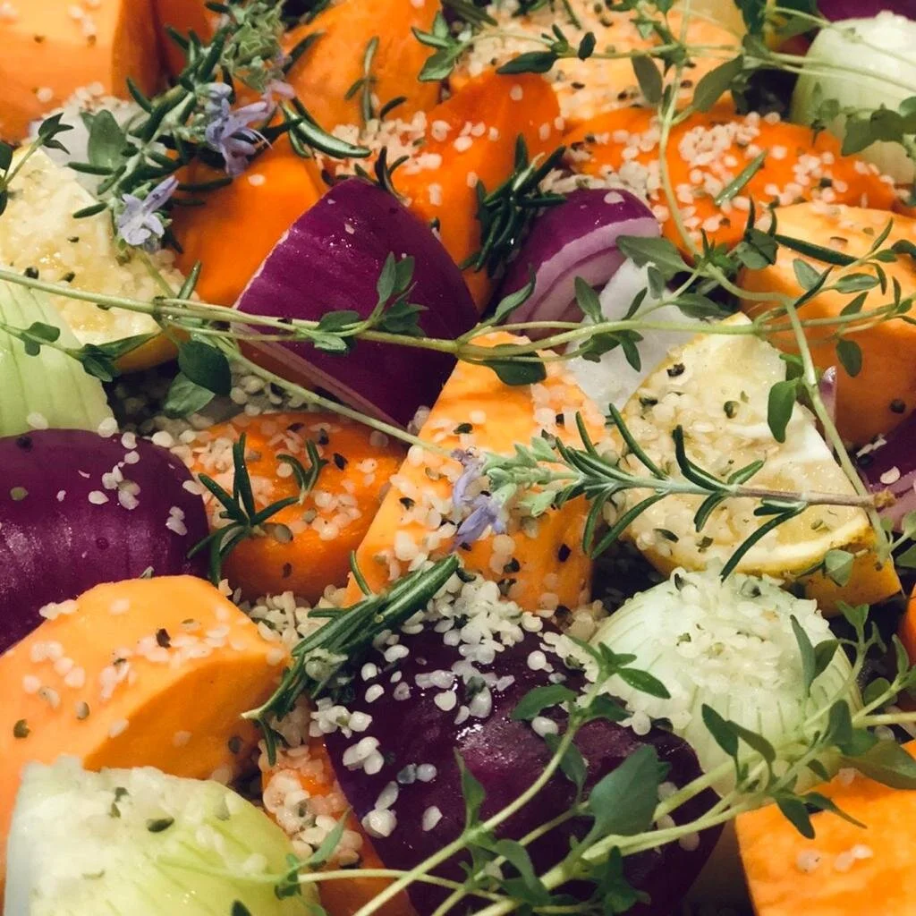 Decorate with slices of red kiwifruit and sprinkles of Hemp Connect hemp hearts