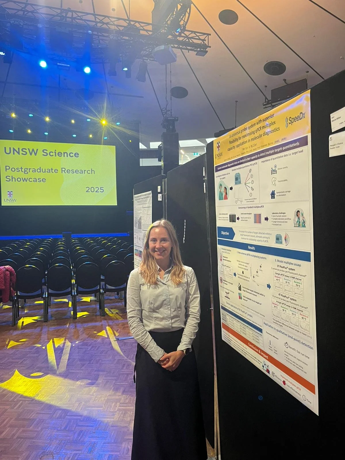 Marie winning best poster prize at Faculty 1MT com