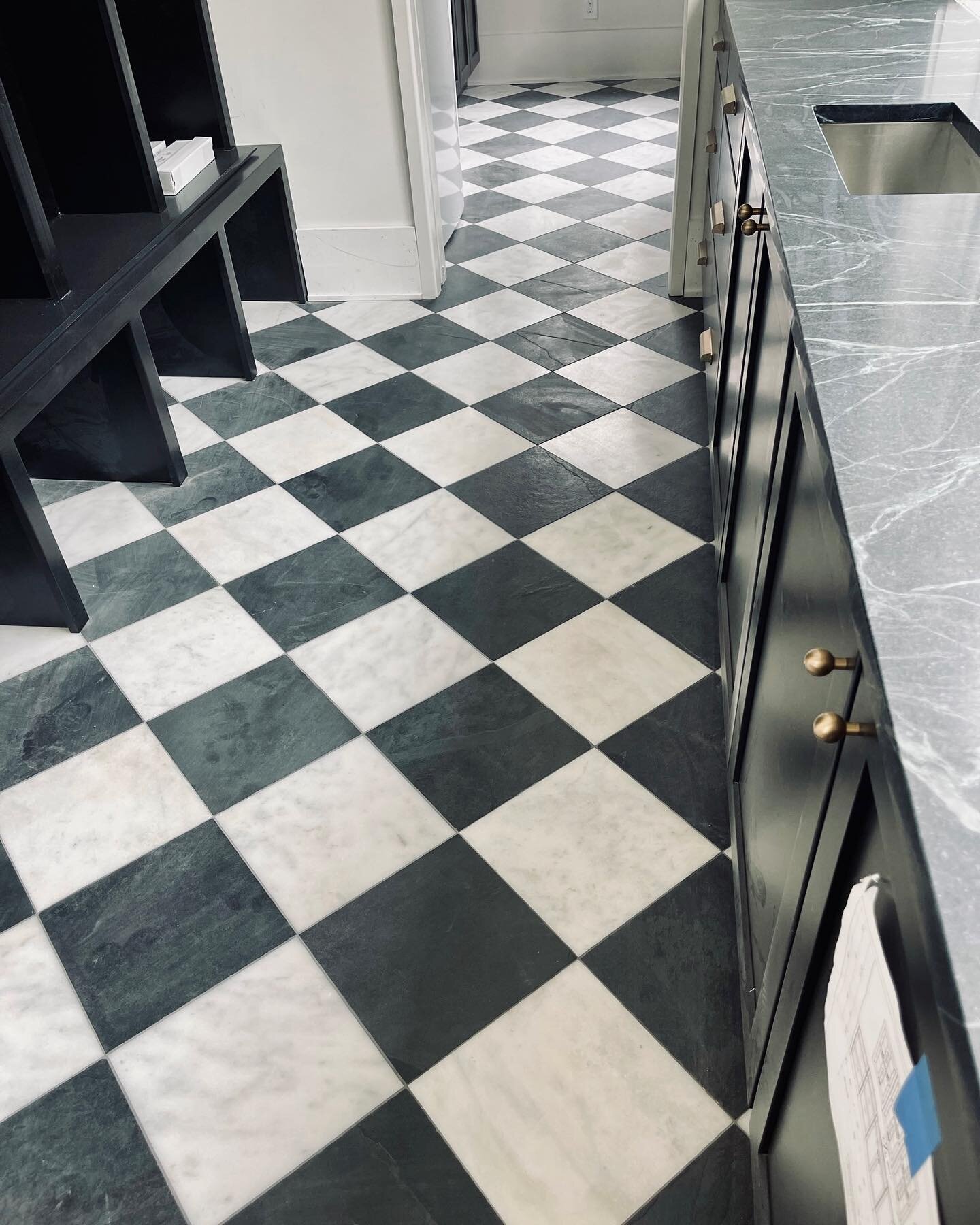 Getting creative with tile is a great way to add some color or a personal touch to any custom home. We love this checkerboard pattern at The Rose Ranch! ◾️◽️

#tiletuesday #charlestonhomes #chsbuilder #blackandwhitetiles #interiordesign #laundryroomi