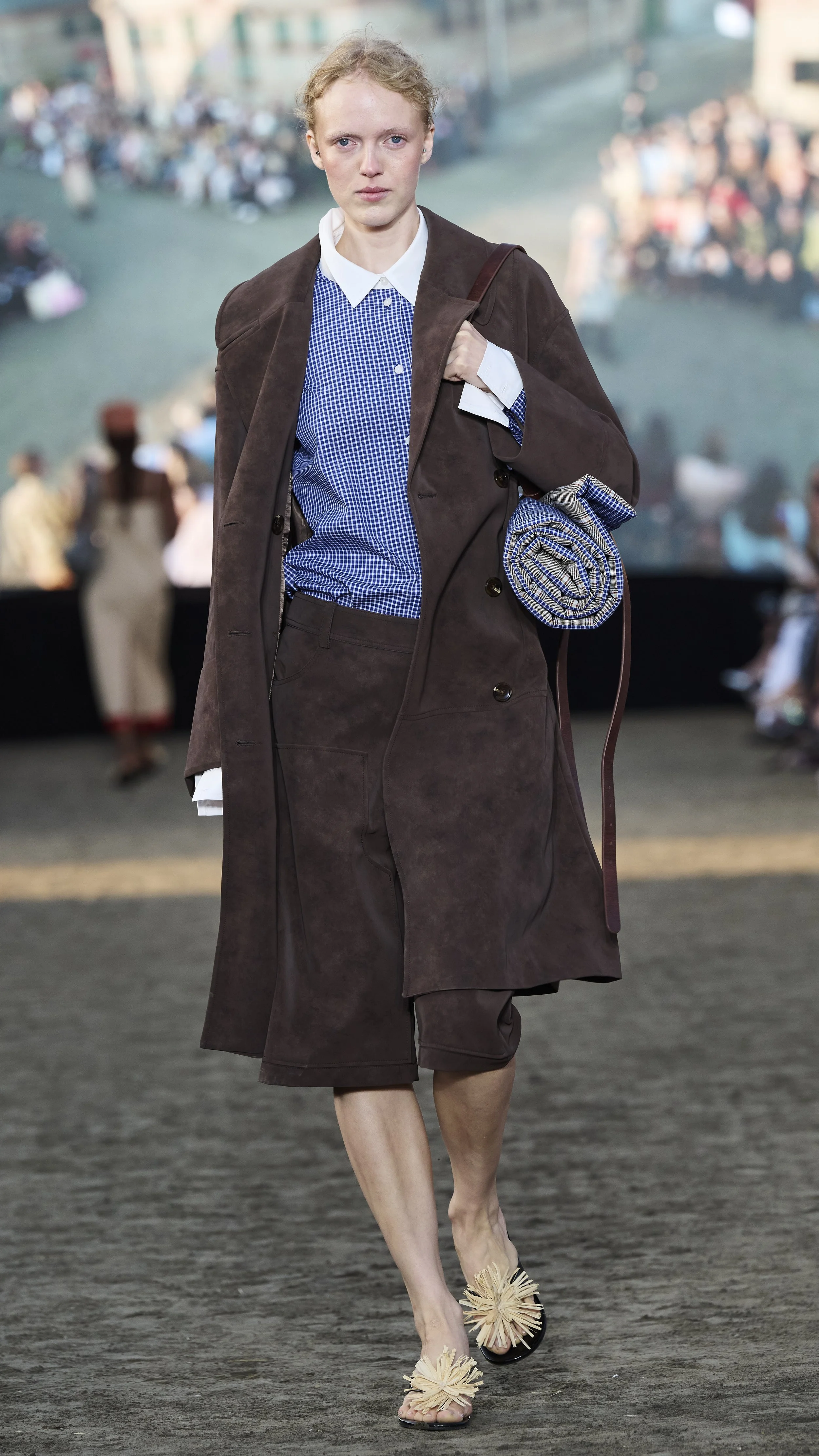 Look 31 of 32 Baum und Pferdgarten SS26.jpg
