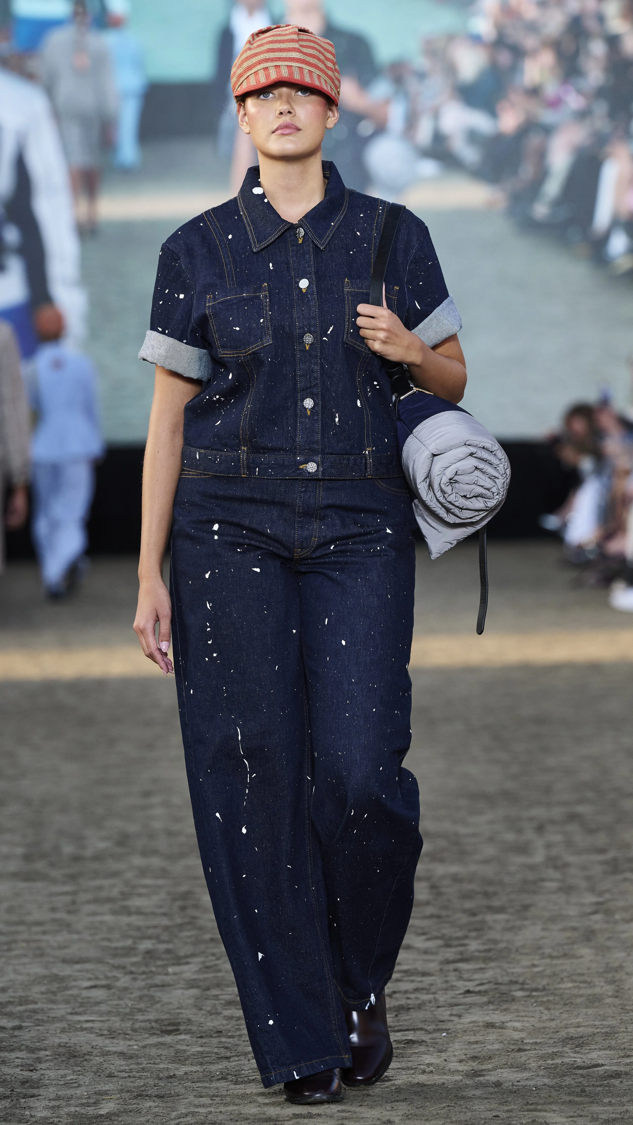 Look 21 of 32 Baum und Pferdgarten SS26.jpg