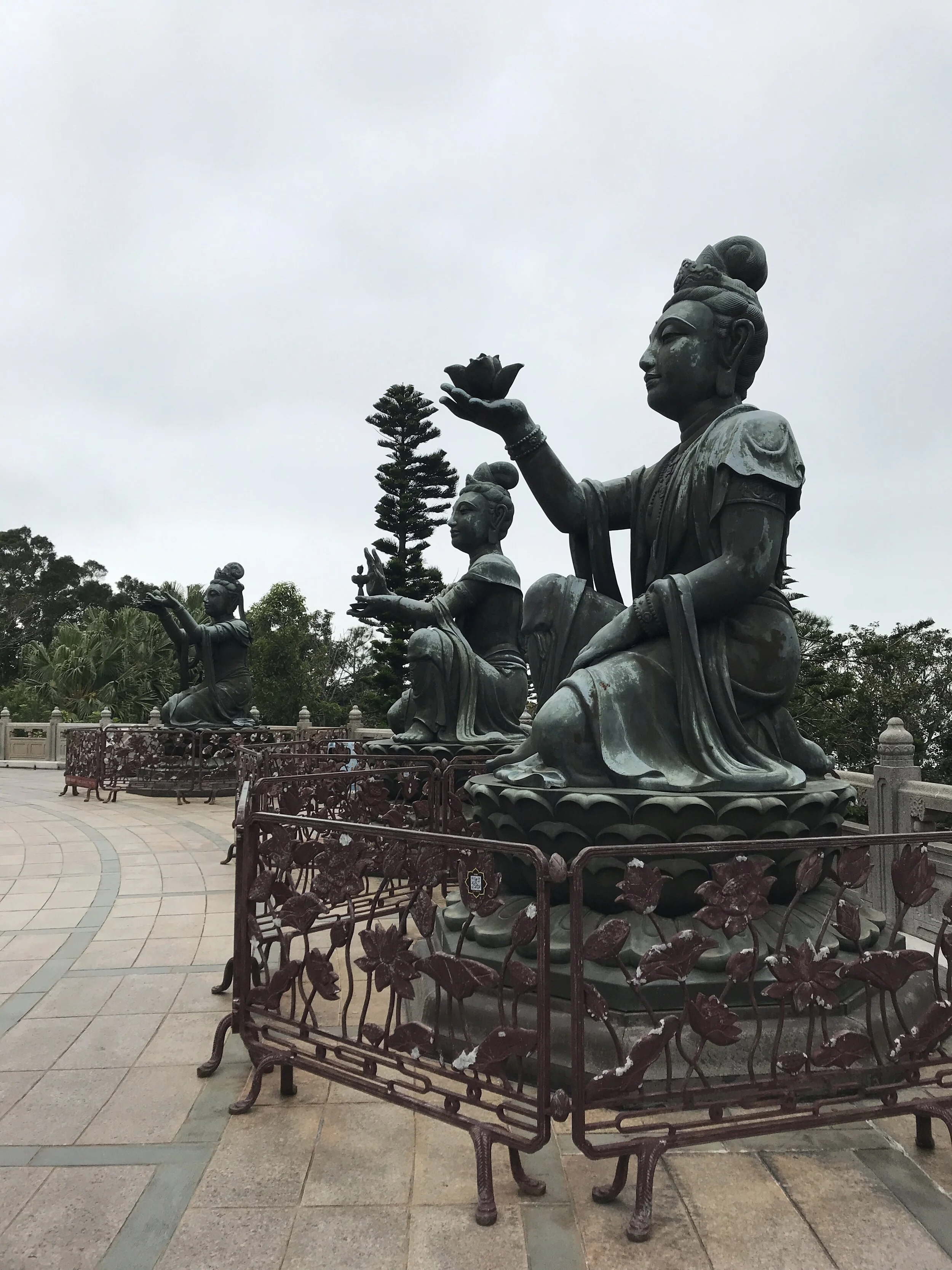 Statues surrounding the Big Buddha