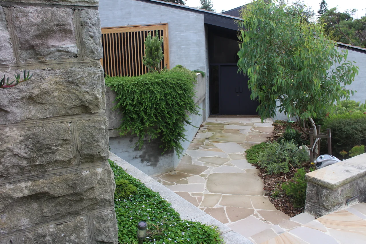  Front door garden 