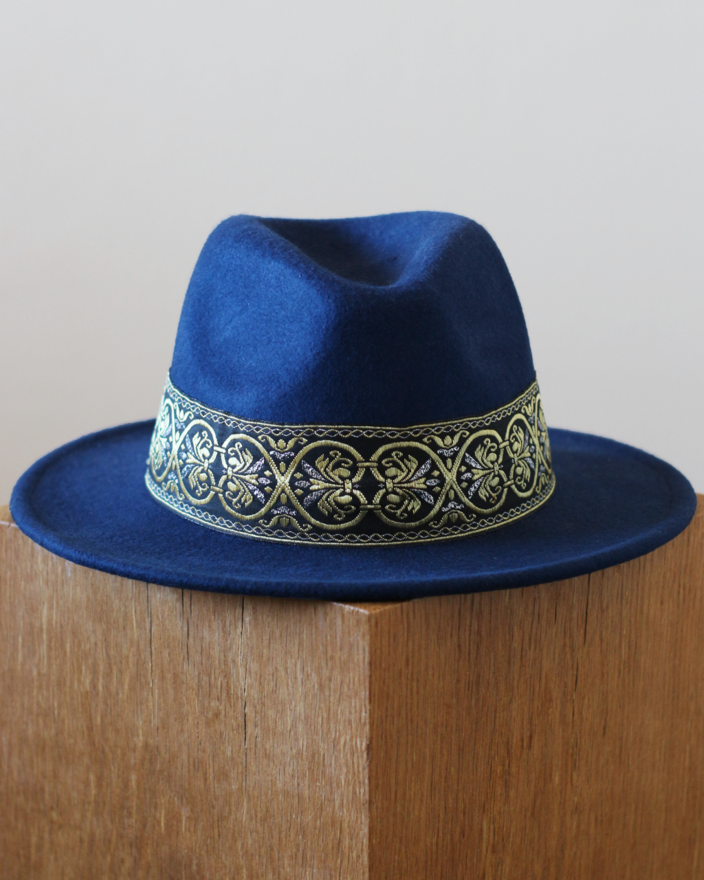 Large choix de chapeaux pour femme en feutre de laine. Taille réglable pour  s'ajuster au mieux. — Red Macchiato