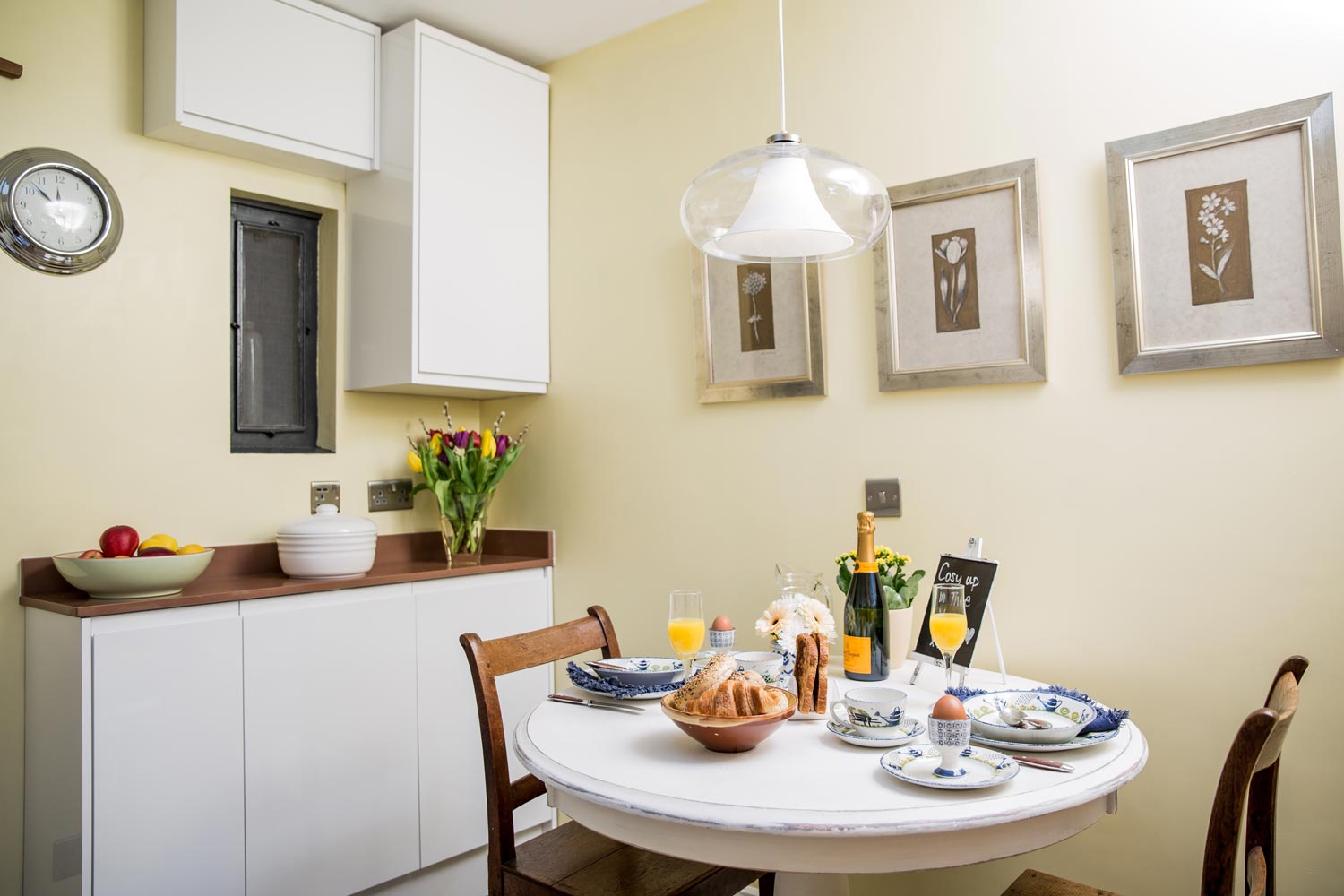 Spacious kitchen diner with everything you need for a light breakfast or hearty dinner