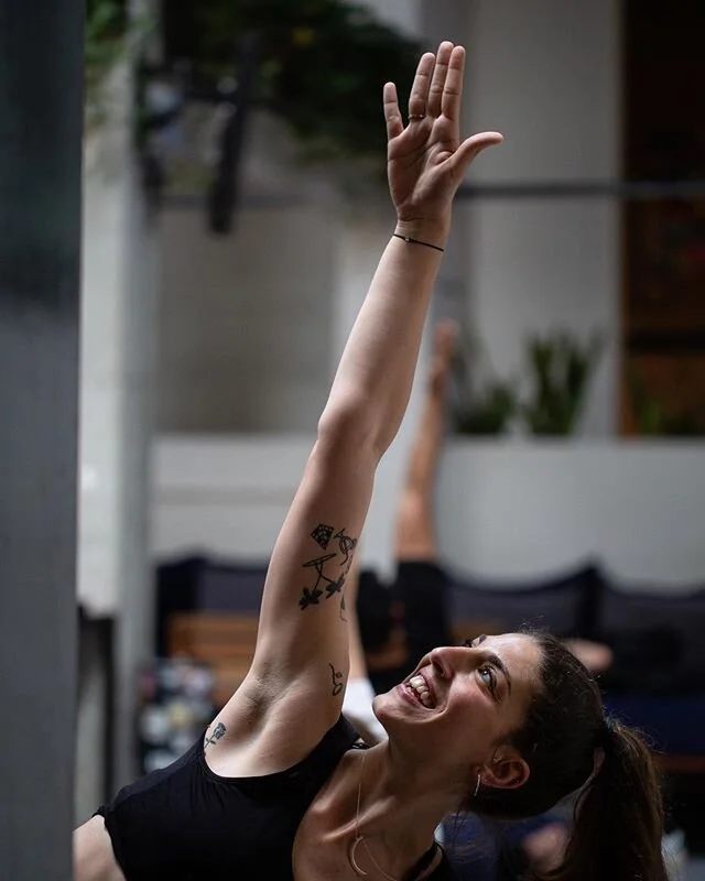 YOGA AT HOME 💛 
IG LIVE Vinyasa Yoga Classes 🧘🏻‍♀️✨ .
.
🌿Class in English from Monday to Friday at 8am. Come to wake up with me! (Sat-11am). .
.
🌿Classe tous les matins de la semaine à 9h30 en français pour bien commencer la jo