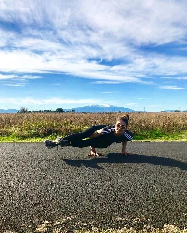 ☀️🤸🏽‍♀️COUNTRYSIDE🌿🦋 #astavakrasana #merrychristmas #southcity #playing #yoga #yogini #playplayplay #nature #natural #green #view #mountains #canigou #bluesky #happy #happiness #vidaloca #familia #ontheroad #yogalove #yogapractice #yogagirl #