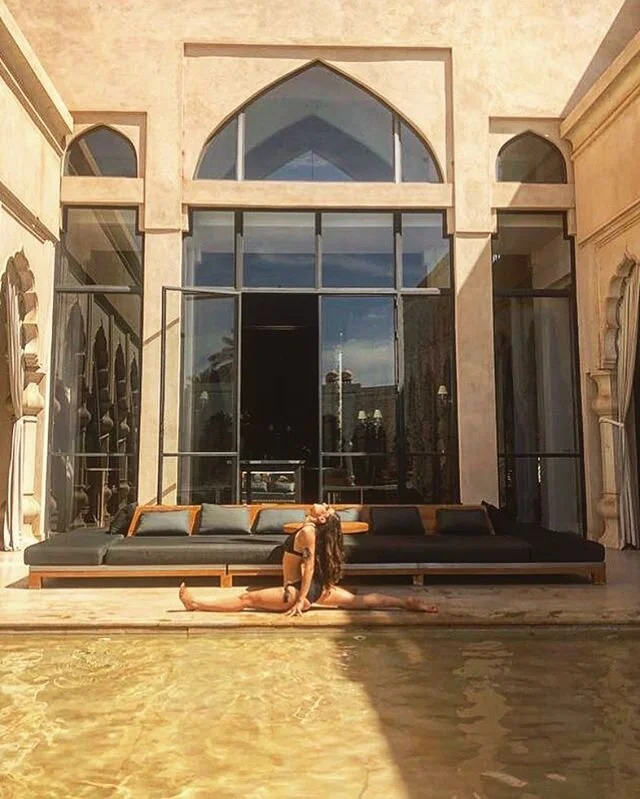 🕌🧡 Bring me back @palais.namaskar with my babe @sophierayl 🧡 #mondayfeeling #marrakech #hanumanasana #yoga #vidaloca #yogini #palais #happyplace #holidays #morocco #amiga #summer #joy #happy #beautifuldestinations #monday #yogainspiration #palace