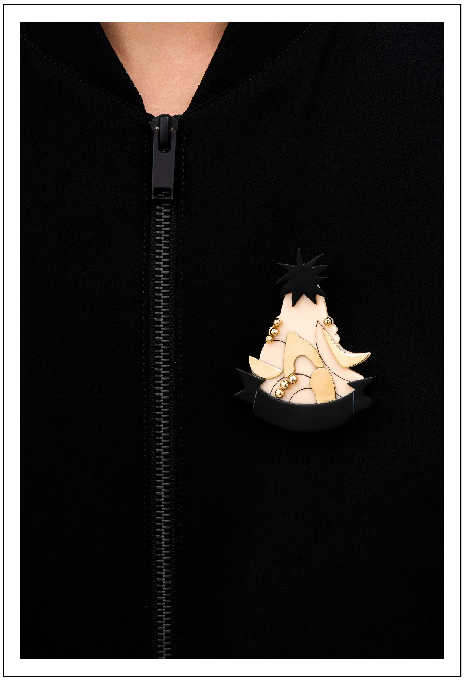 BROCHE FRUTTA -BAKELITE-NOIRE ET ROSE-BOMBER NOIR.jpg
