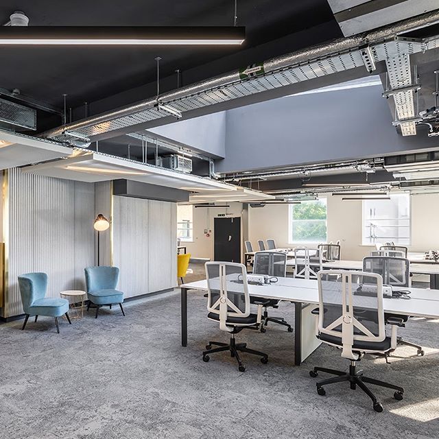We have years of experience with mechanical and electrical services, and used them to good effect in this office space. A comprehensive display of ceiling lights adds an extra layer to the natural light that enters the space from above. As a result, 