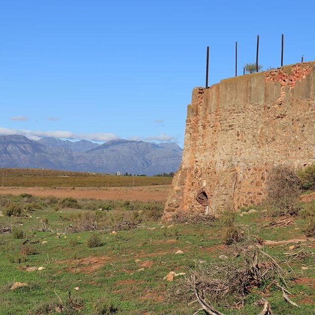 Historical Lime kiln on the farm. Build in 1911 to produce quicklime. Mainly used for Agricultural purposes. #limekiln #limekilntrail #agriculture #kalkoond #kalk #historicalbuilding #ruin
📷@captured.z