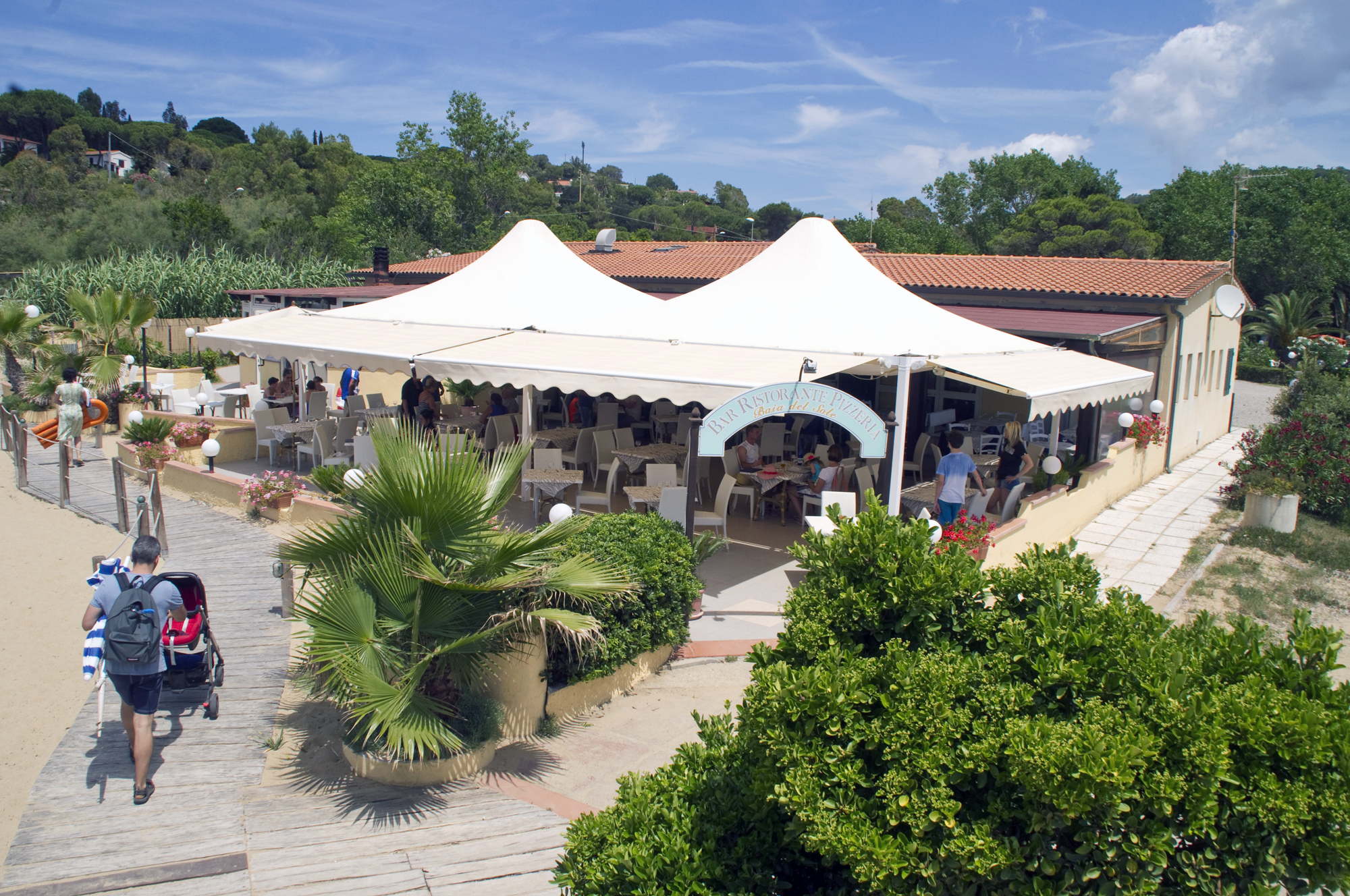  Il bar/ristorante sulla spiaggia 