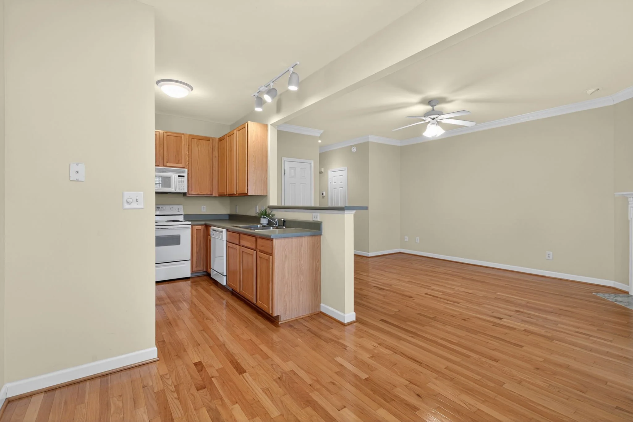 13-web-or-mls-4609-asterwood-drive-raleigh-nc-usa-016.jpeg
