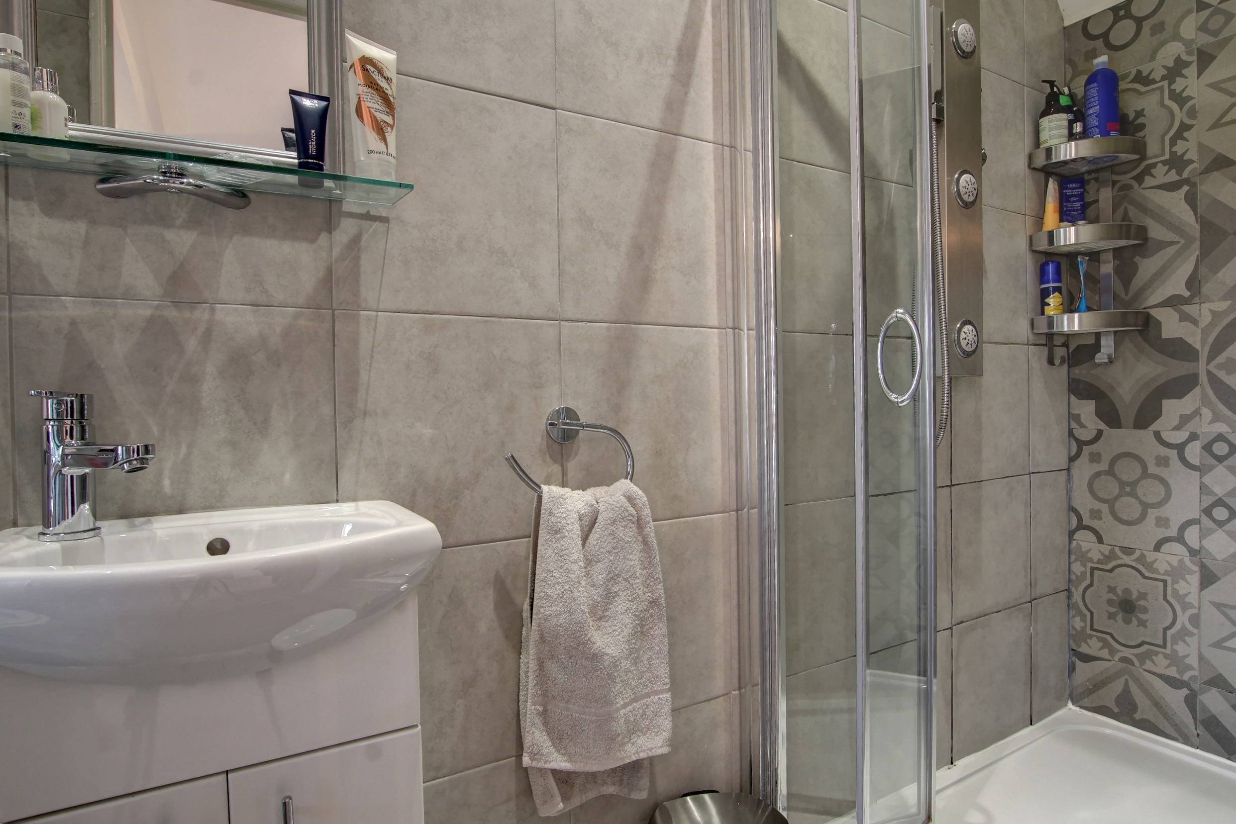 18 en suite.jpg