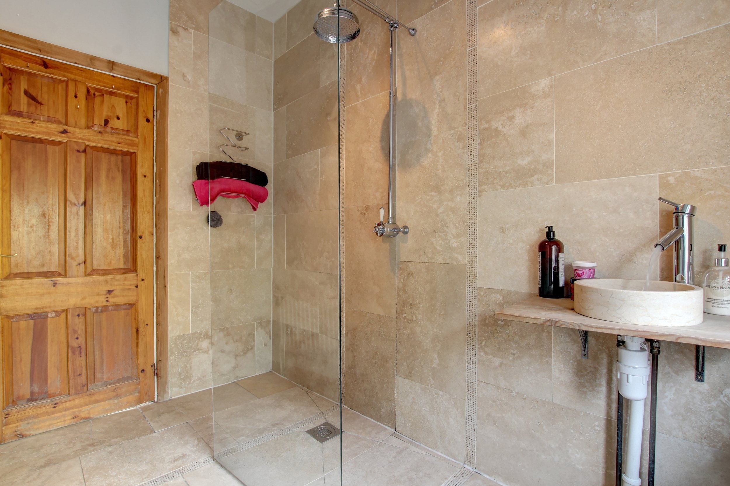 16 shower room.jpg