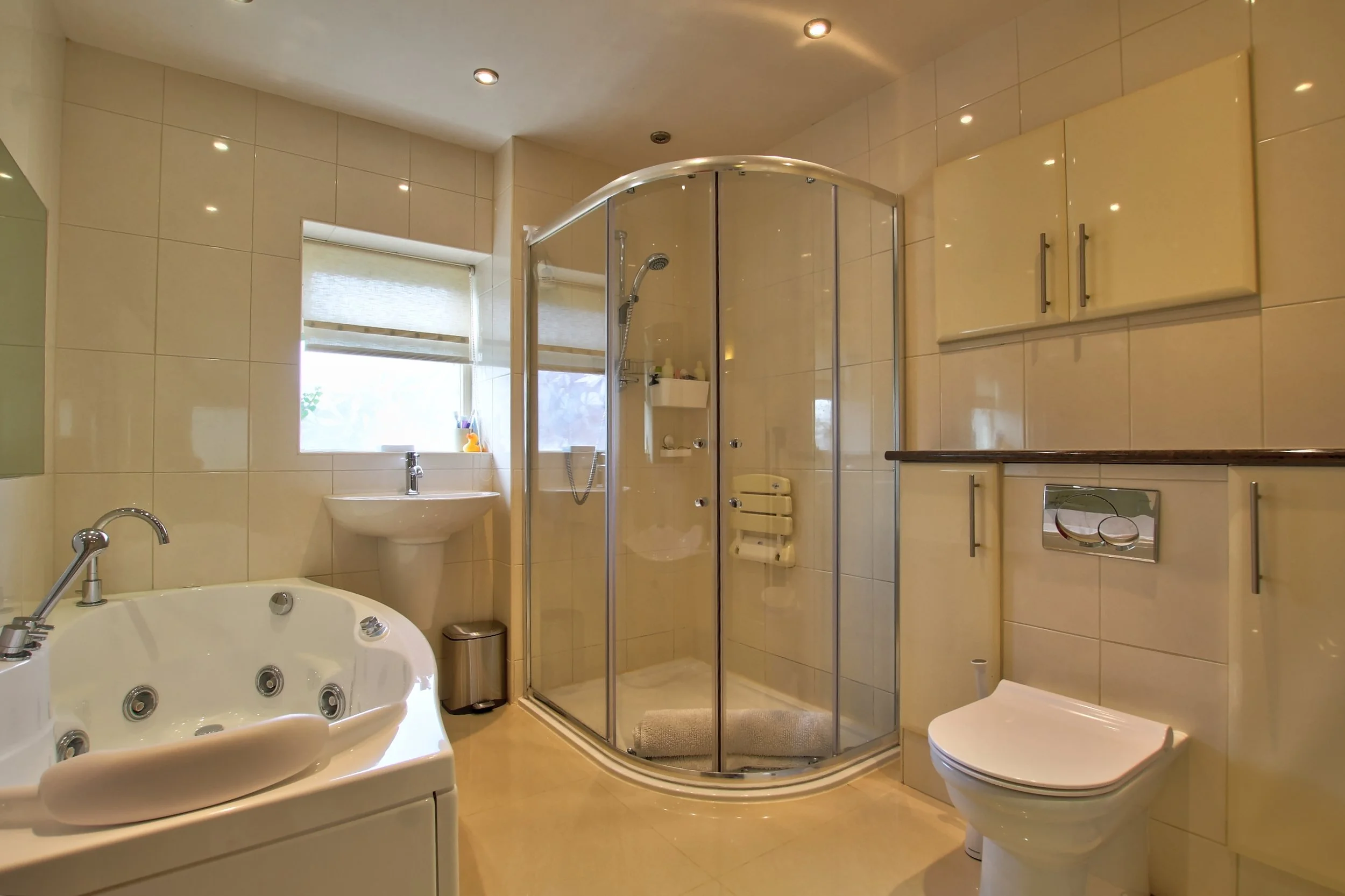 28 family bathroom.jpg
