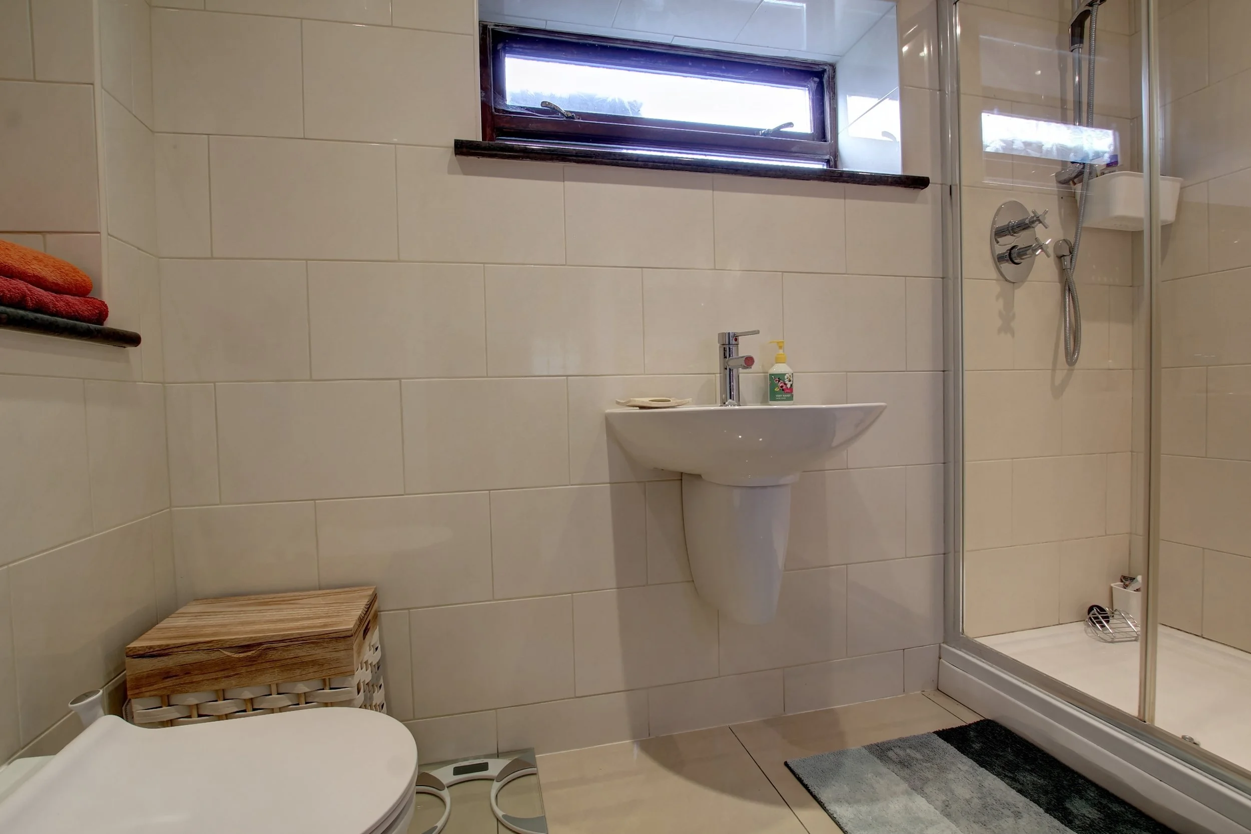 21 en suite.jpg