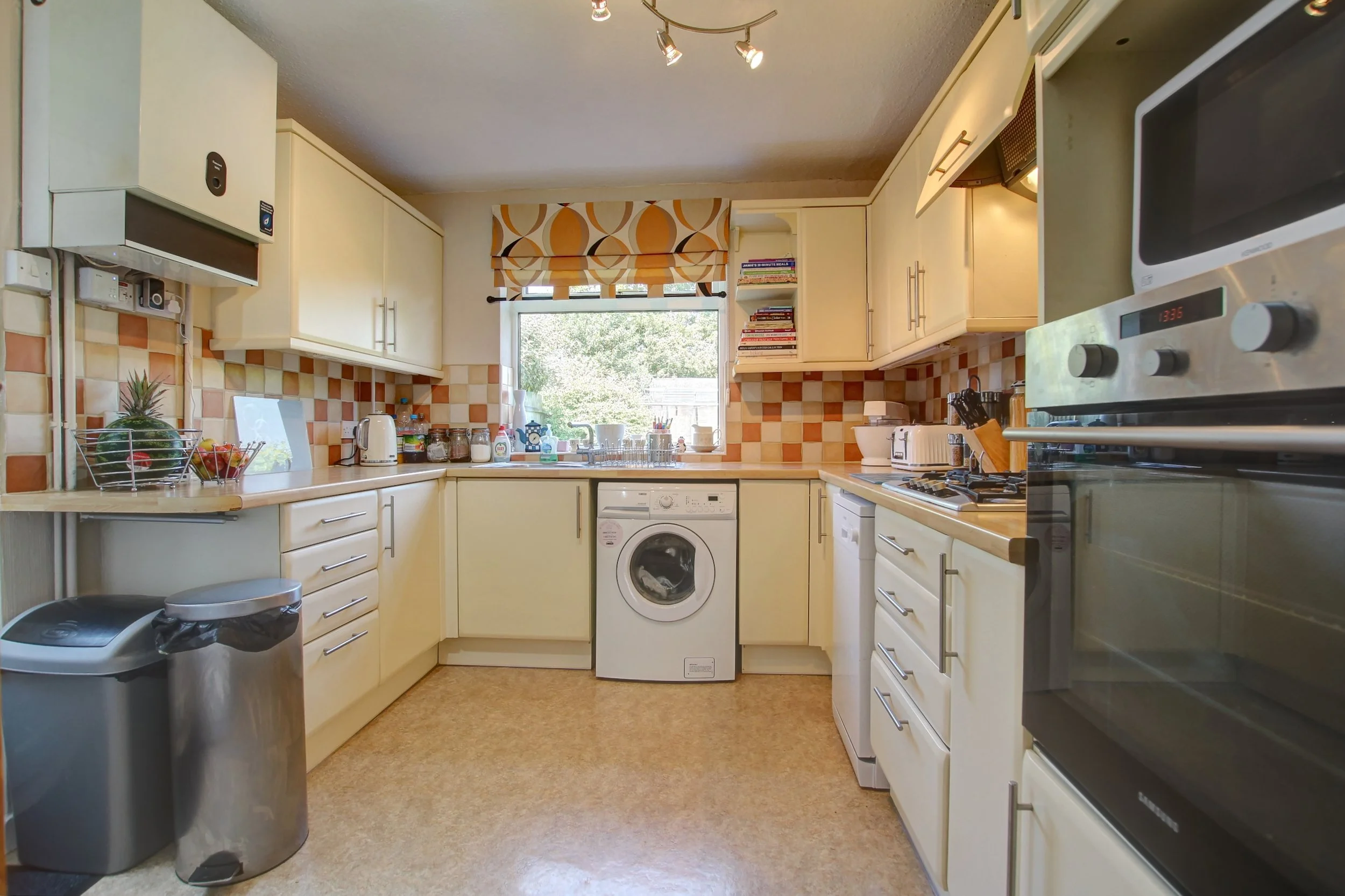 9 kitchen.jpg