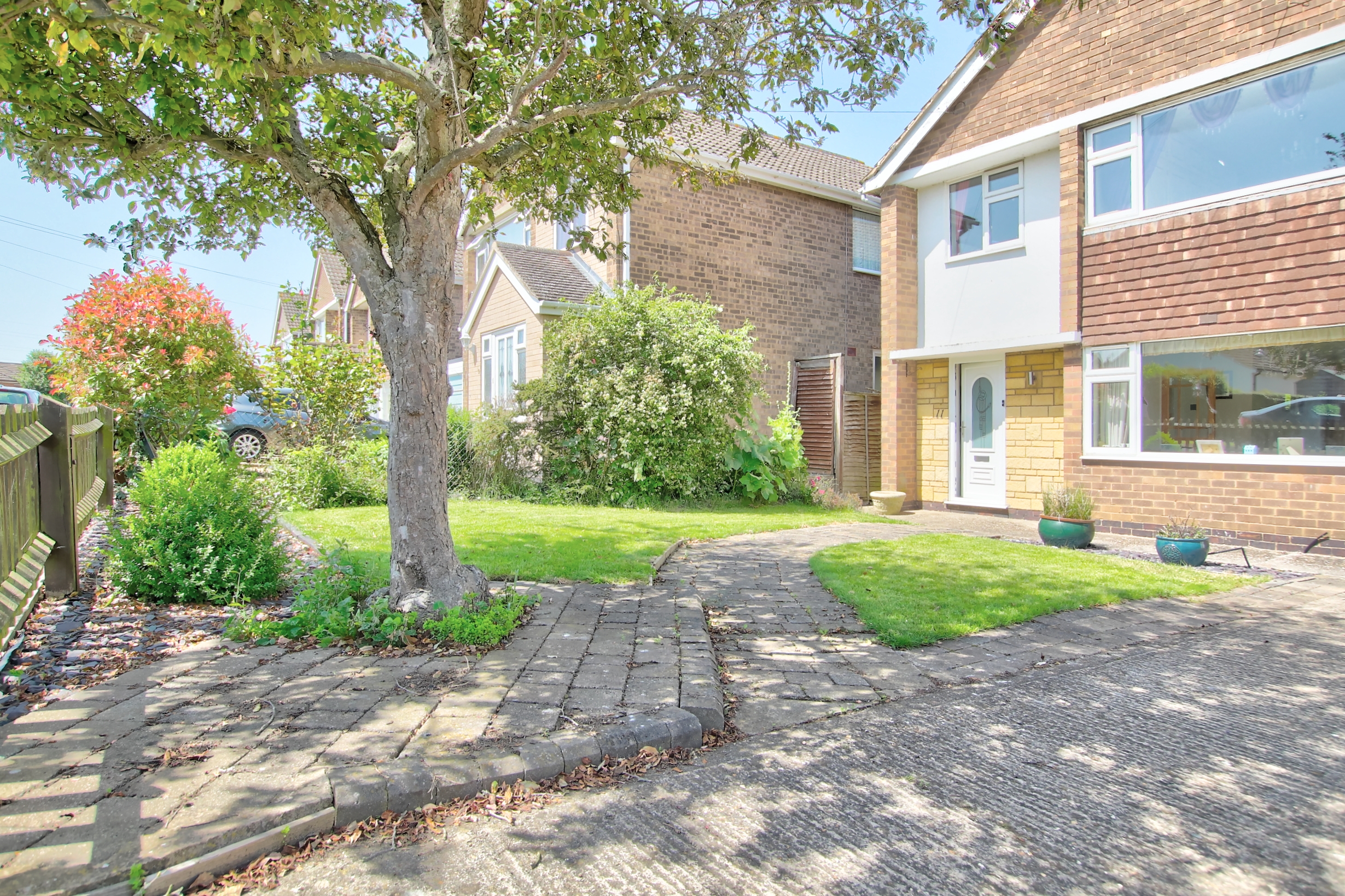 27 front garden.jpg