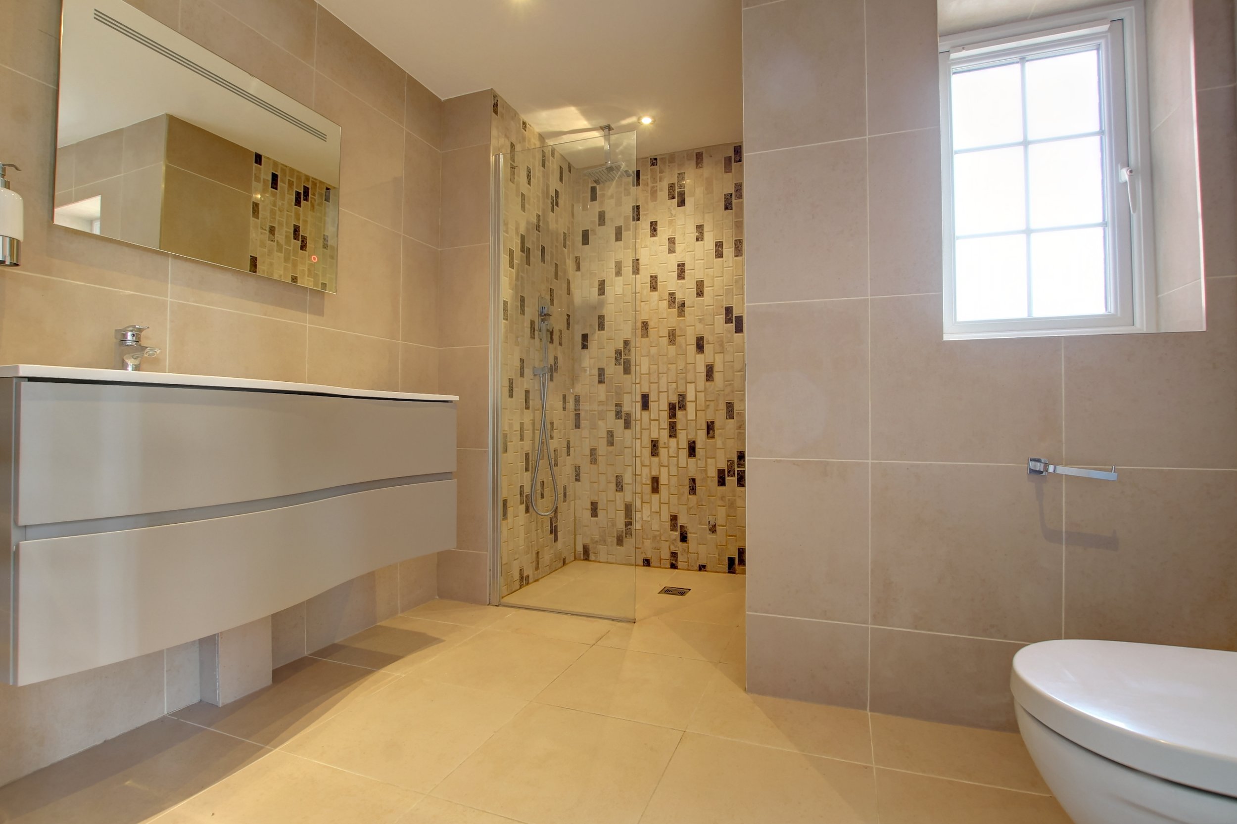 23 en suite.jpg