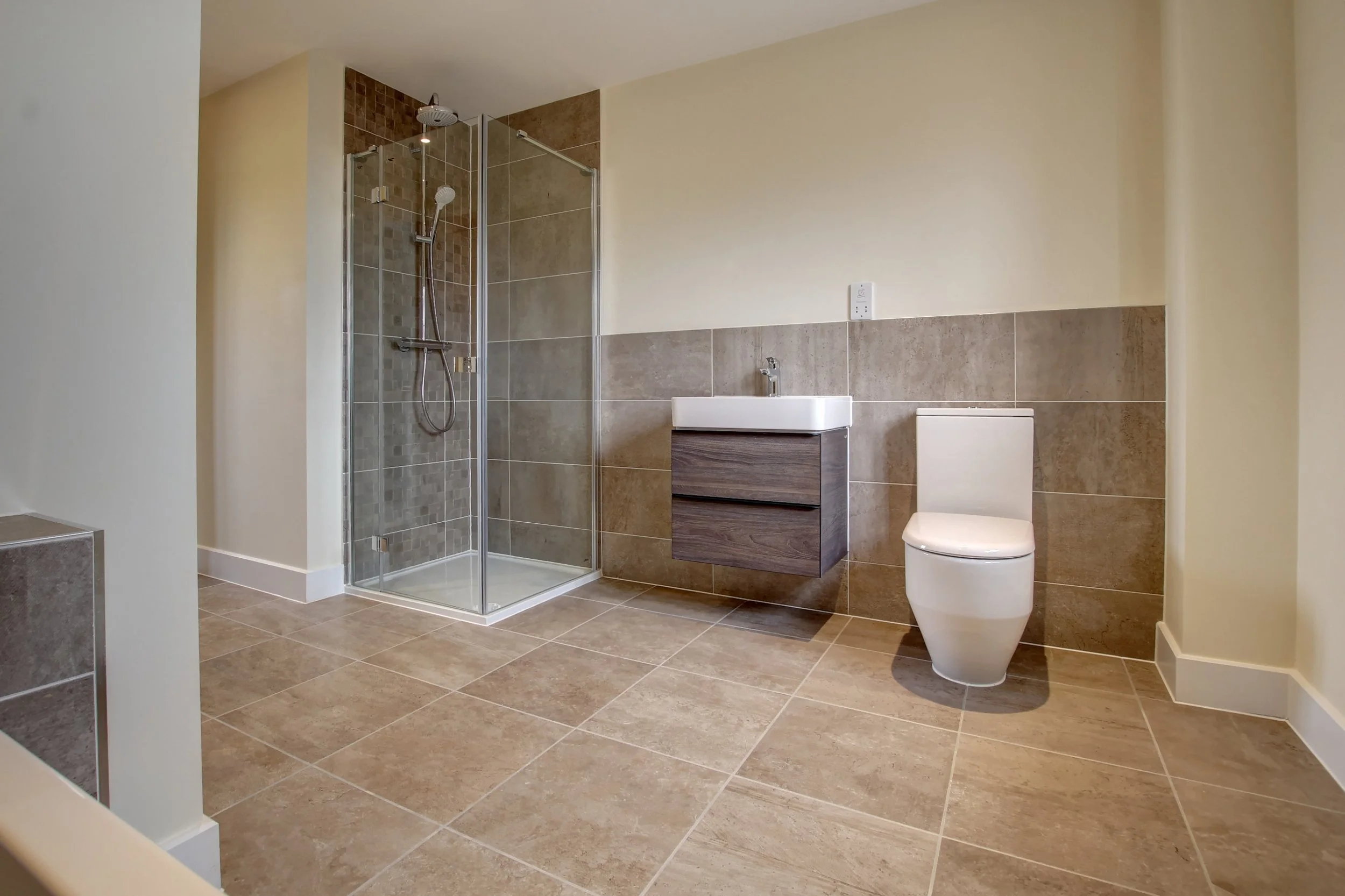 19 family bathroom.jpg