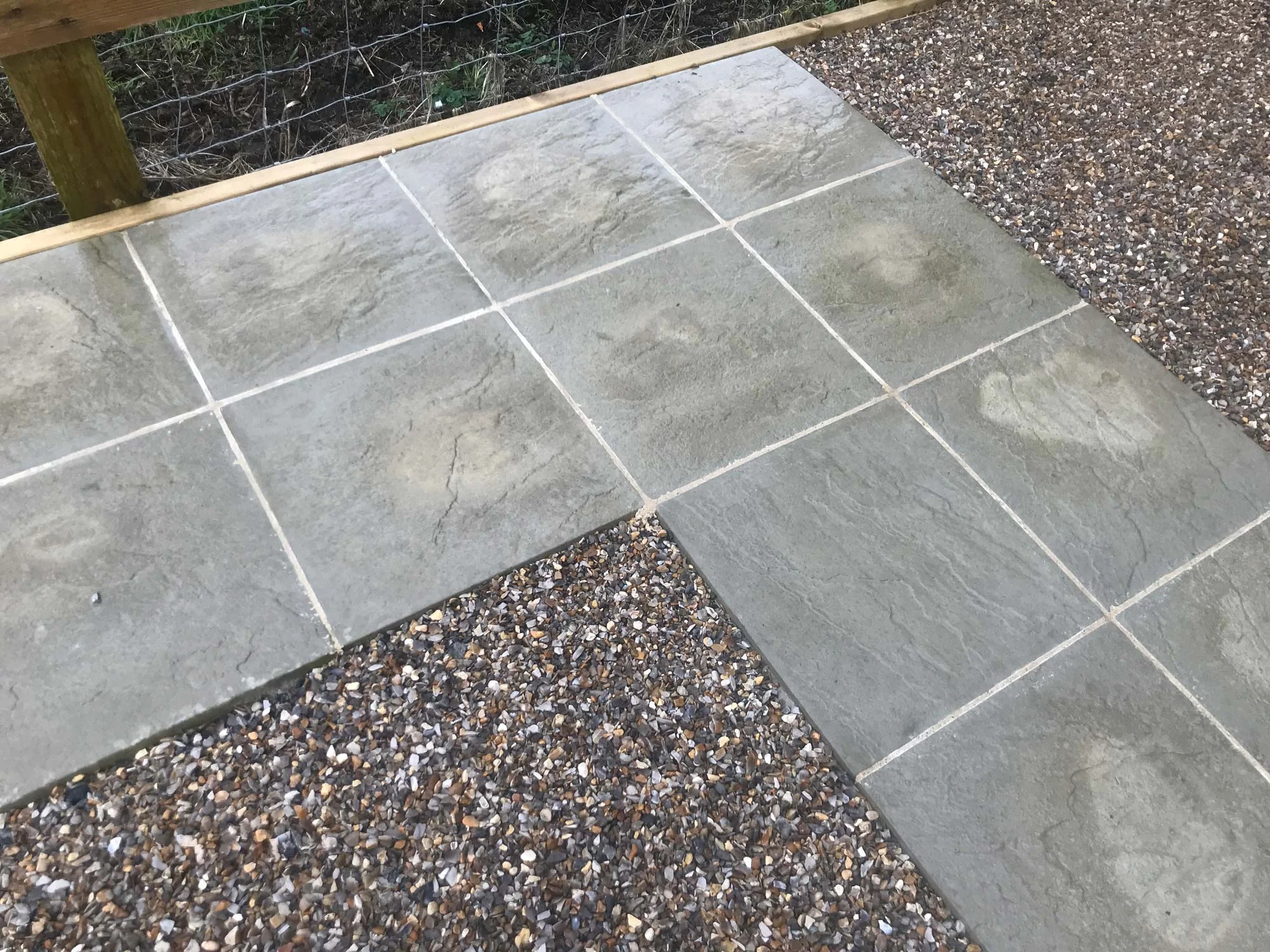 Simple paving slabs and gravel form a cost-effective but practical and attractive seating area