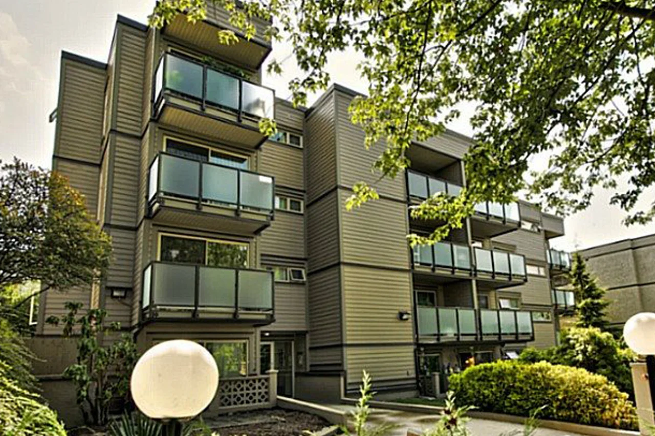 205 1864 Frances St. Vancouver MLS R2077261 LISTING PRICE $375,000.00 TYPE Apartment/Condo BUILT 1981 BED 1 BATH 1 SQ FT 589 $852.02 MAIN FEE $217.26