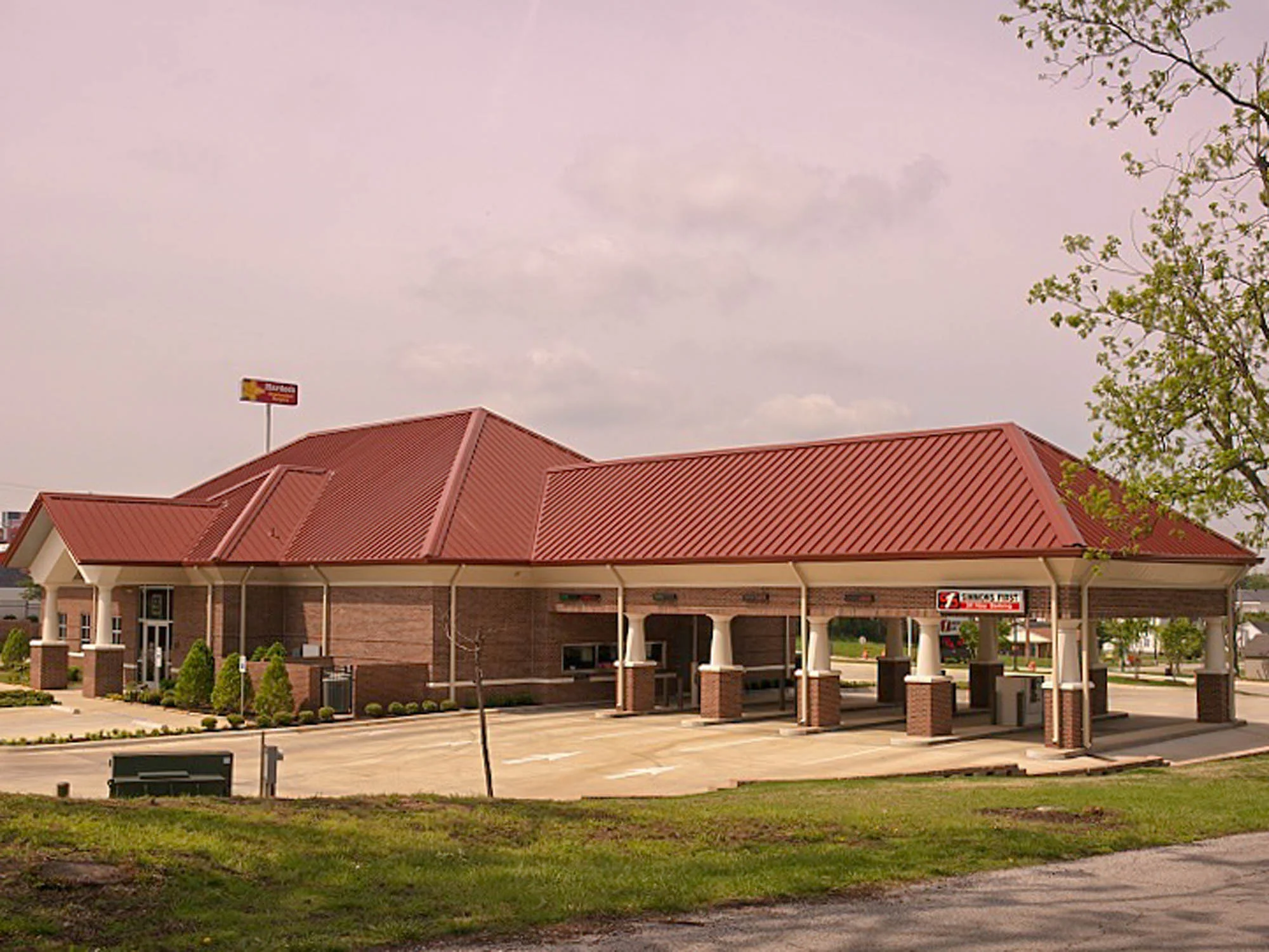 Simmons_Bank_Paragould_02.jpg