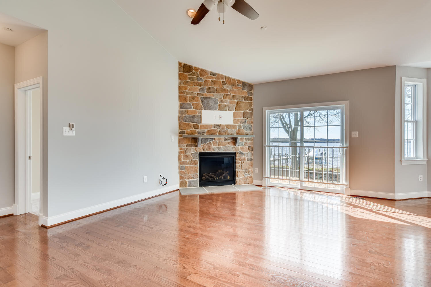 712 Riverside Drive Essex MD-large-005-005-Family Room-1500x1000-72dpi.jpg