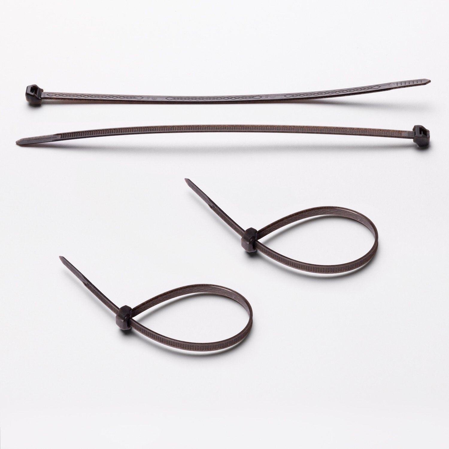 Closed and unclosed injection moulded zip-ties, made from polypropylene containing Renol. Sustainable, CO₂-reducing and recyclable material. Lignin Industries.