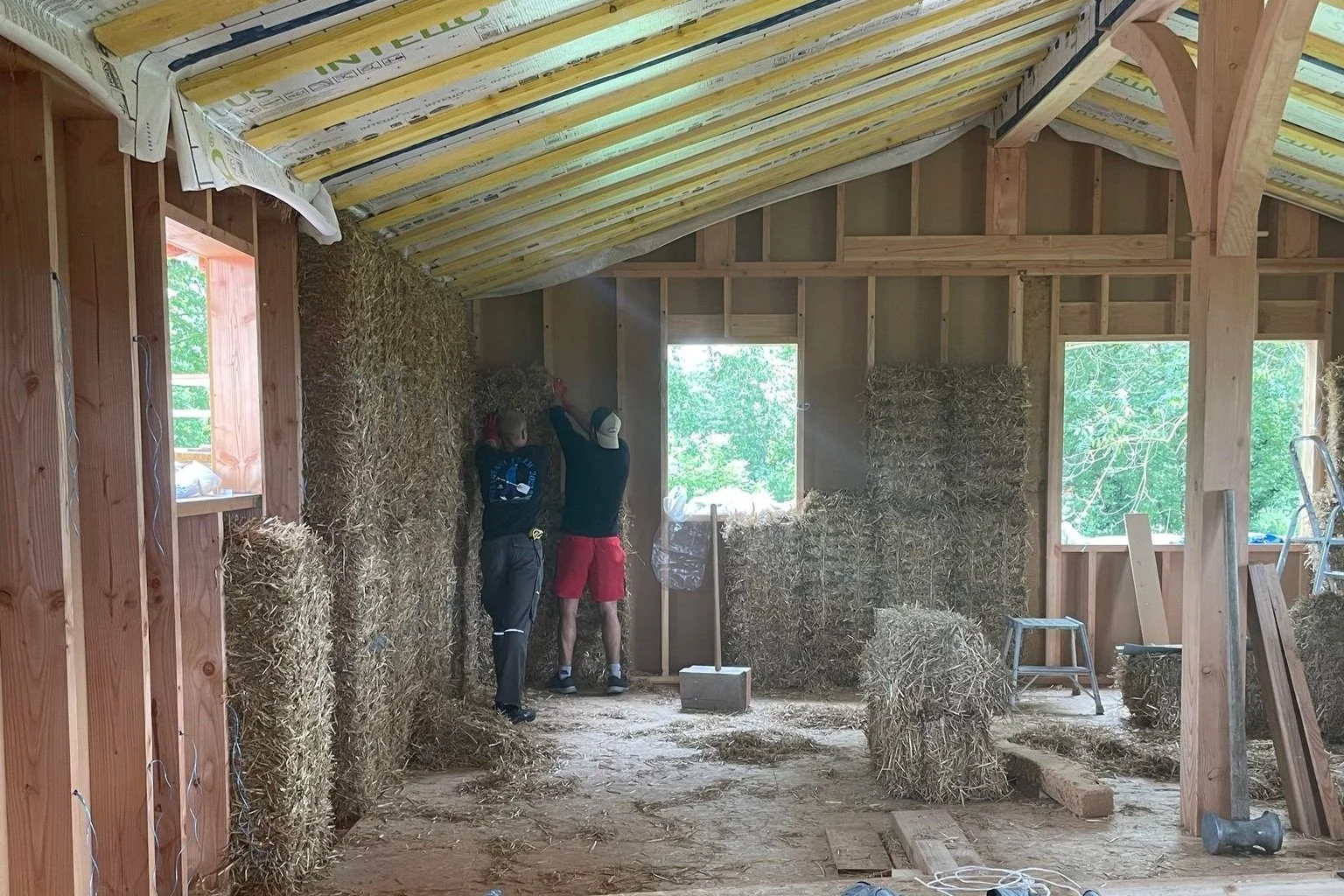 Visite d'une maison en paille à la Chapelle-du-Chatelard