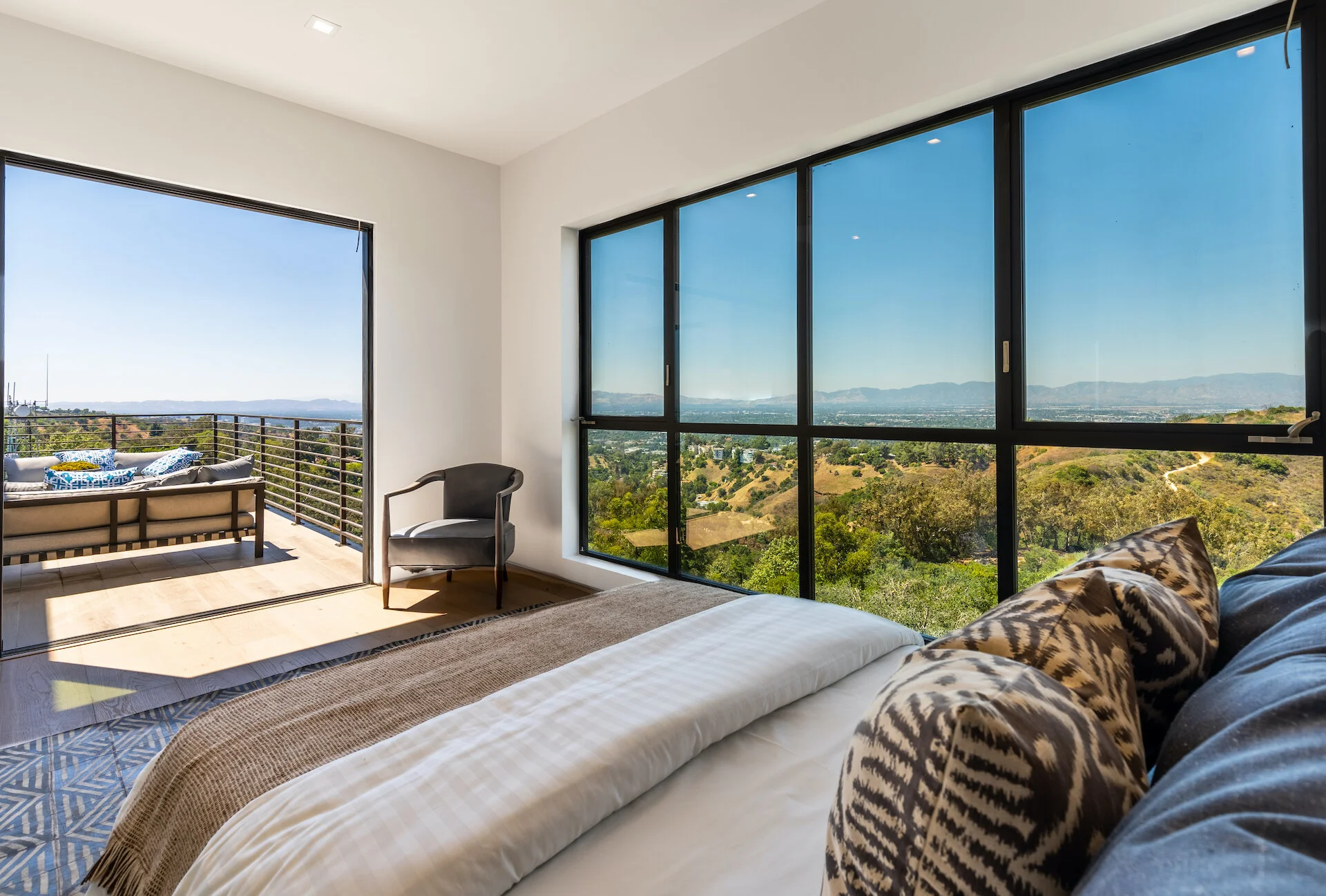 25) INTERIOR-UPSTAIRS 2ND BEDROOM.jpeg