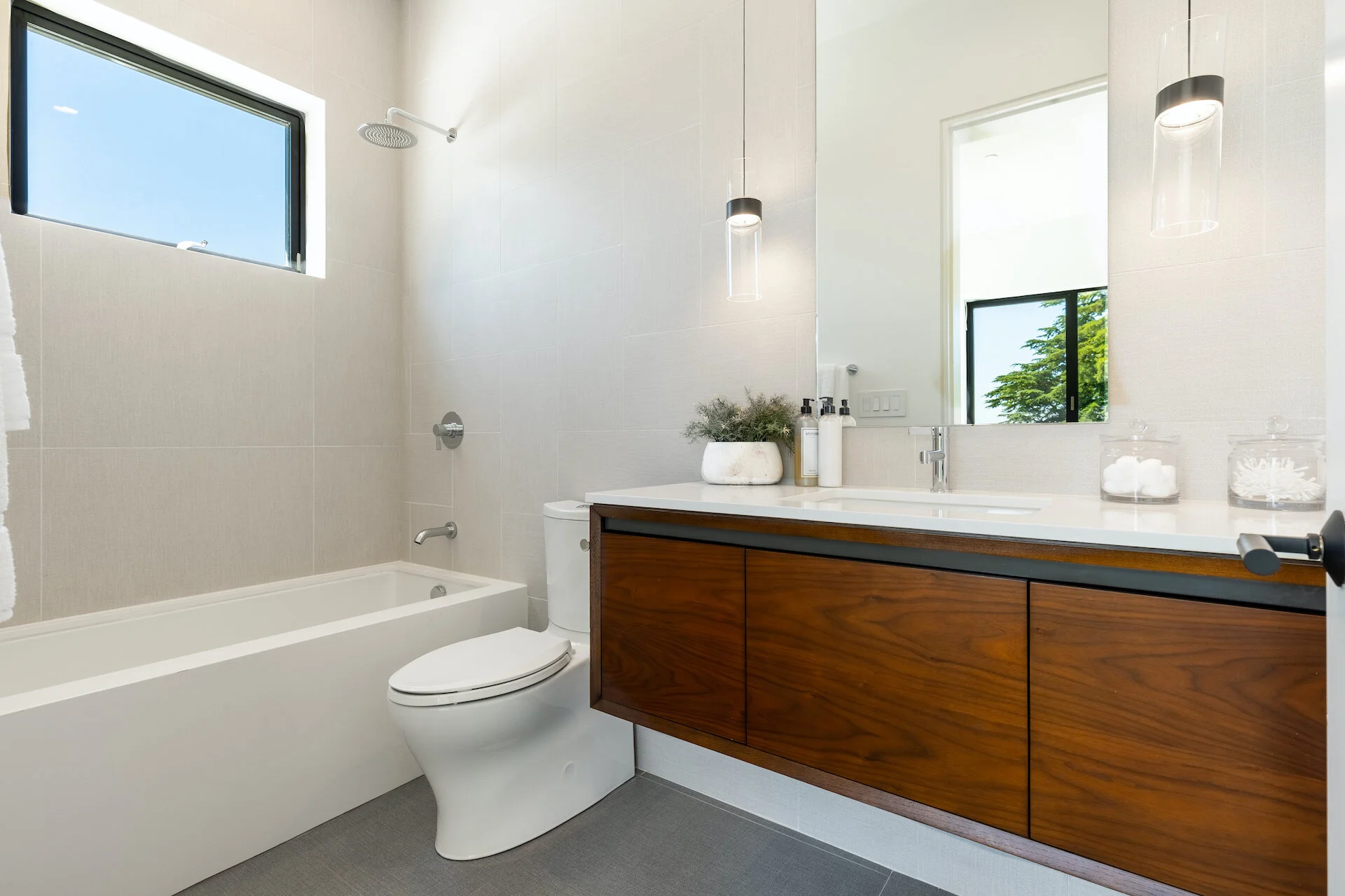 31) INTERIOR-UPSTAIRS BEDROOM BATH.jpeg