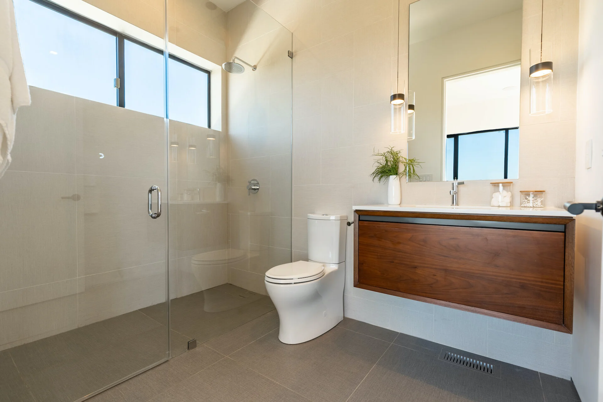 33) INTERIOR-UPSTAIRS 2ND BED BATH.jpeg