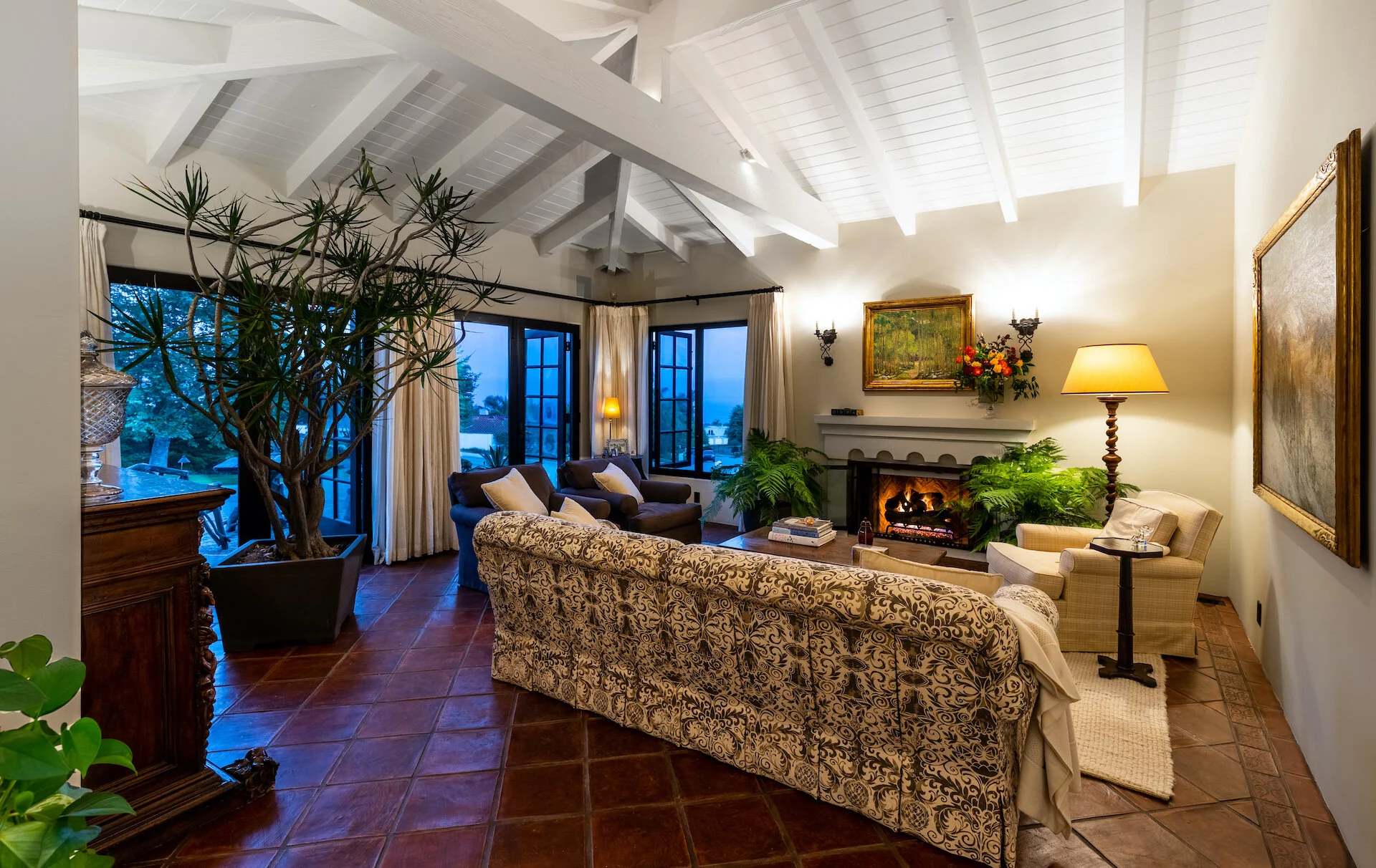 19) TWILIGHT FORMAL LIVING-2.jpeg