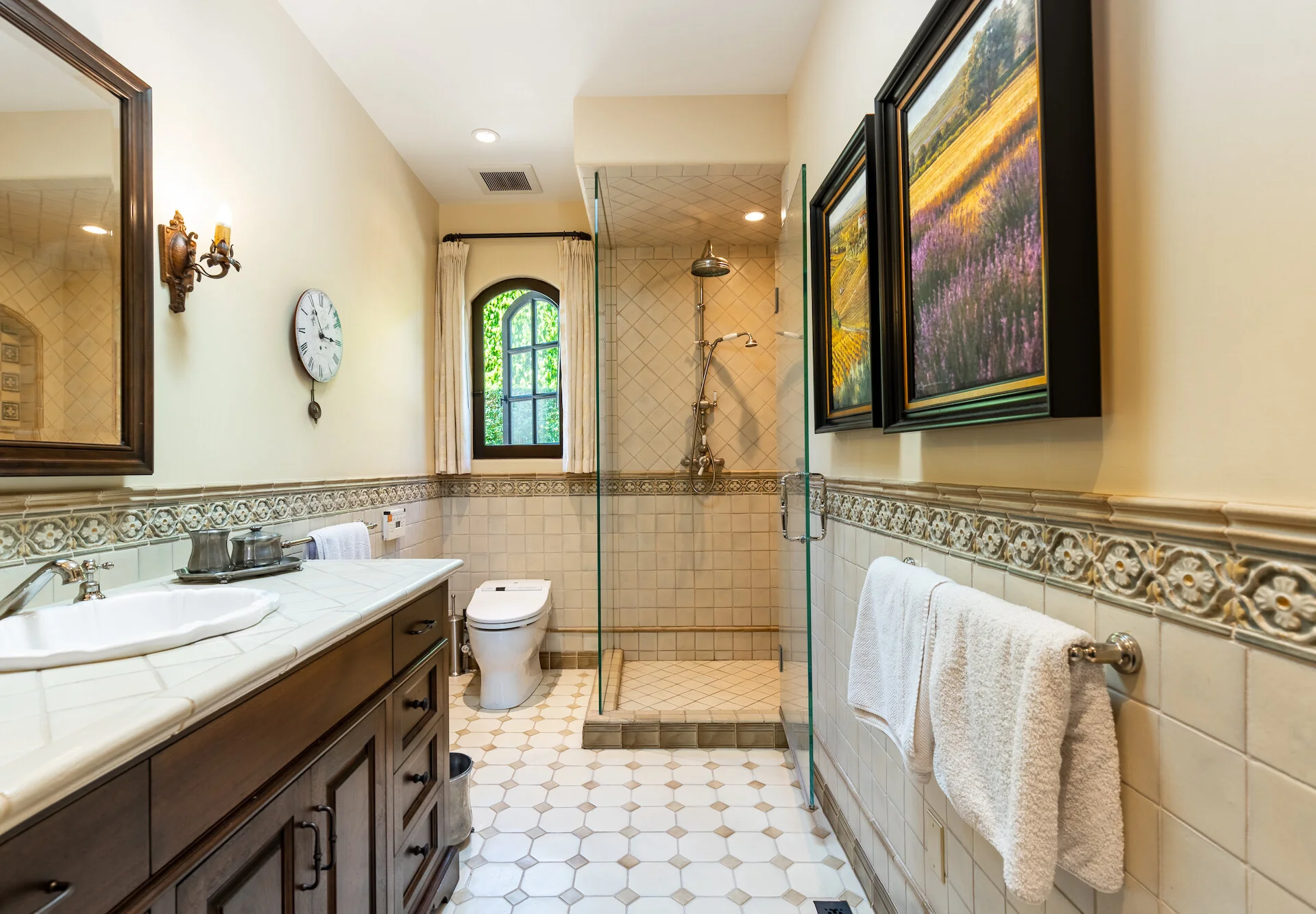 32) HALLWAY BATHROOOM.jpeg