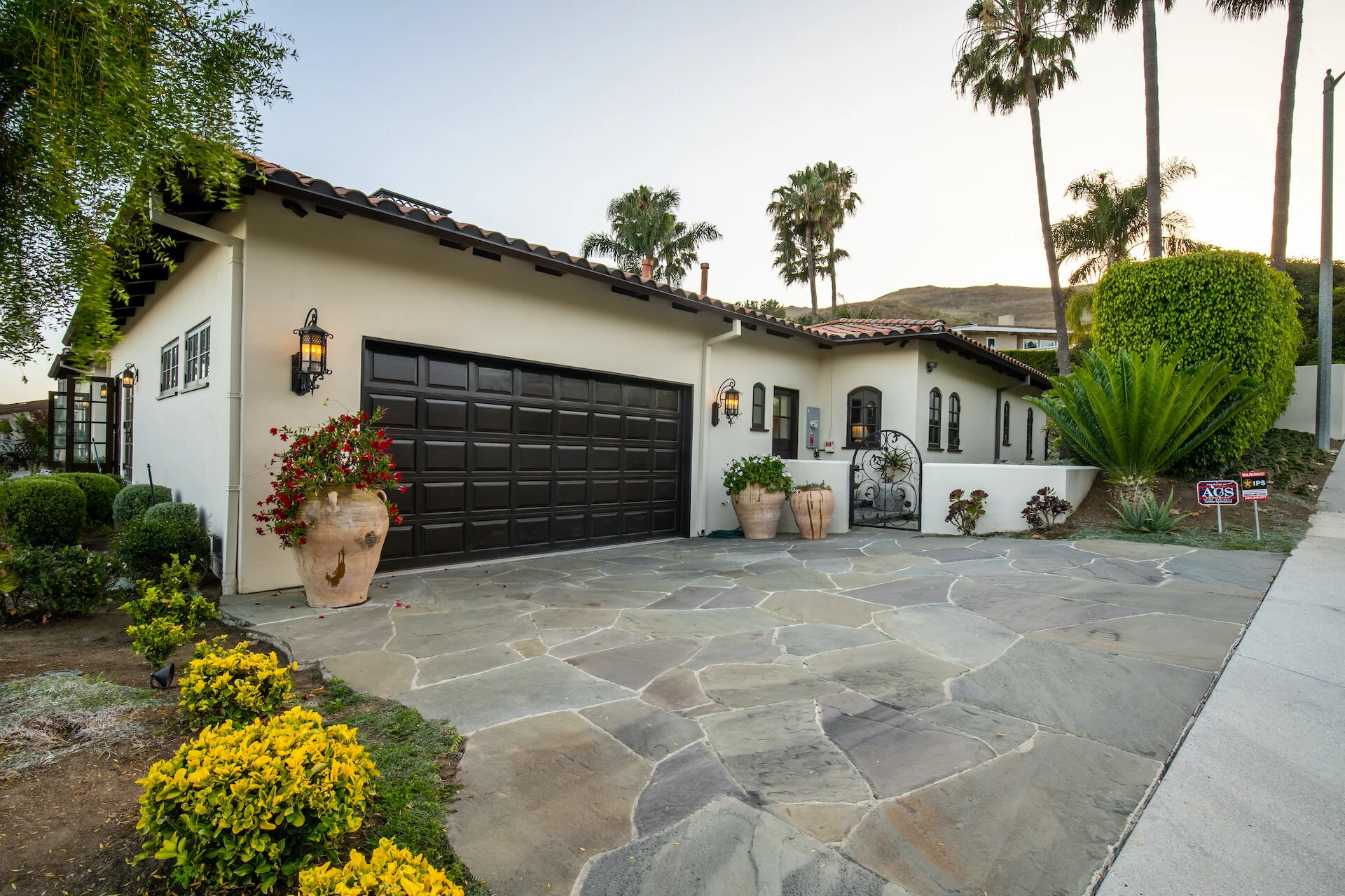 42) EXTERIOR-GARAGE.jpeg