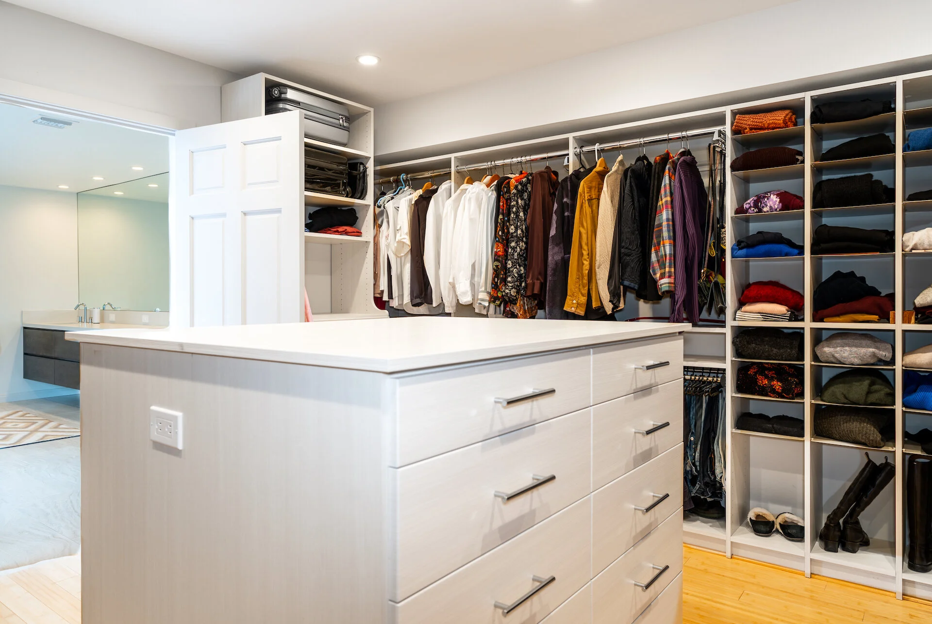 25) MASTER CLOSET.jpeg