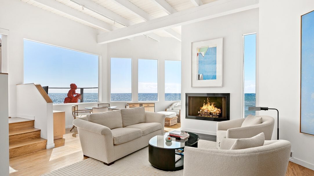 NEW LISTING | Stunning ocean-front property with over 83 feet of beach frontage, which is one of the WIDEST beach frontages on the highly coveted Malibu Road.

Represented by the Gitlins 
Listed at $13,000,000
_

Coldwell Banker Global Luxury
DRE 009